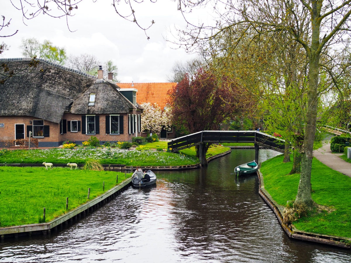 Day trip to Giethoorn - the Dutch village entirely made out of canals