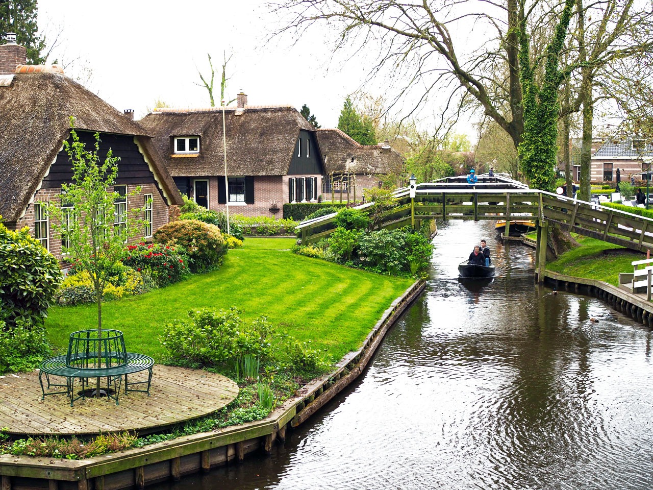 Day trip to Giethoorn - the Dutch village entirely made out of canals